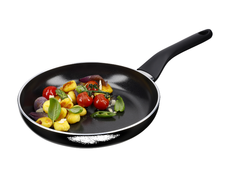 Čierna panvica s gnocchi, paradajkami a cibuľou.