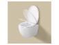 Biela nástenná toaleta so zdvihnutým vekom