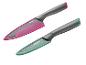 Dva nože Tefal v ružovej a zelenej farbe s čiernymi rukoväťami.