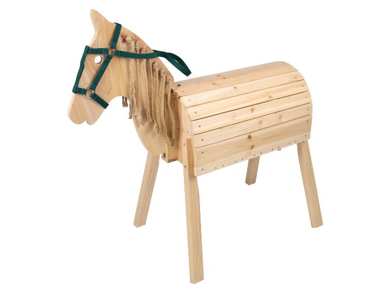 Drevený hrací kôň so zelenou uzdou a lanovou hrivou.