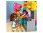 Dve figúrky Lego Friends sa hrajú so súpravou na bublinkový čaj.