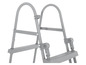 Šedý rebrík do bazéna s madlami.