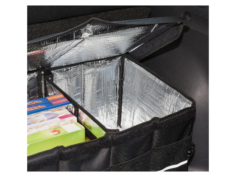 Autochladnička s pizzou a nádobami na jedlo.