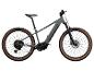 Sivá elektrická horská bicykel s pneumatikami Maxxis a komponentmi Shimano.