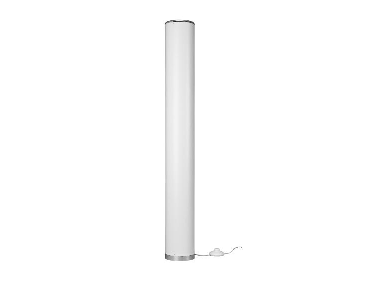 Biela stojacia lampa valcovitého tvaru.