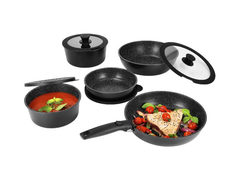 Sada čierneho nepriľnavého riadu, vrátane hrncov a panvíc s jedlom.