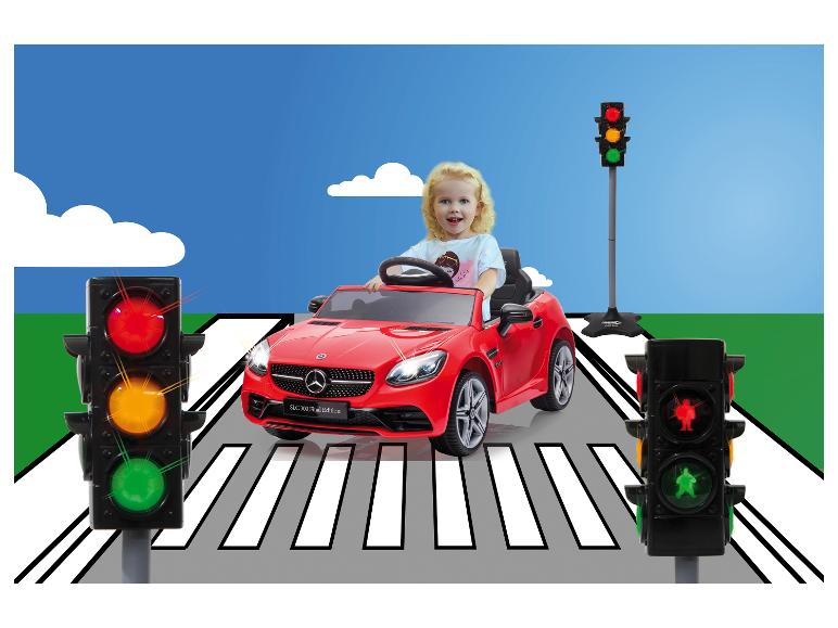 Dieťa šoféruje červený Mercedes SLC 300 Final Edition na priechode pre chodcov.