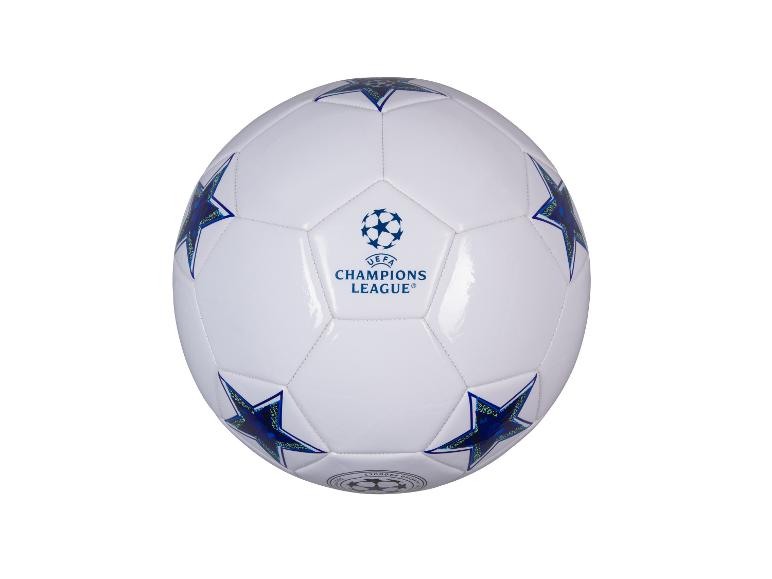 Biela futbalová lopta UEFA Champions League s modrými hviezdami.
