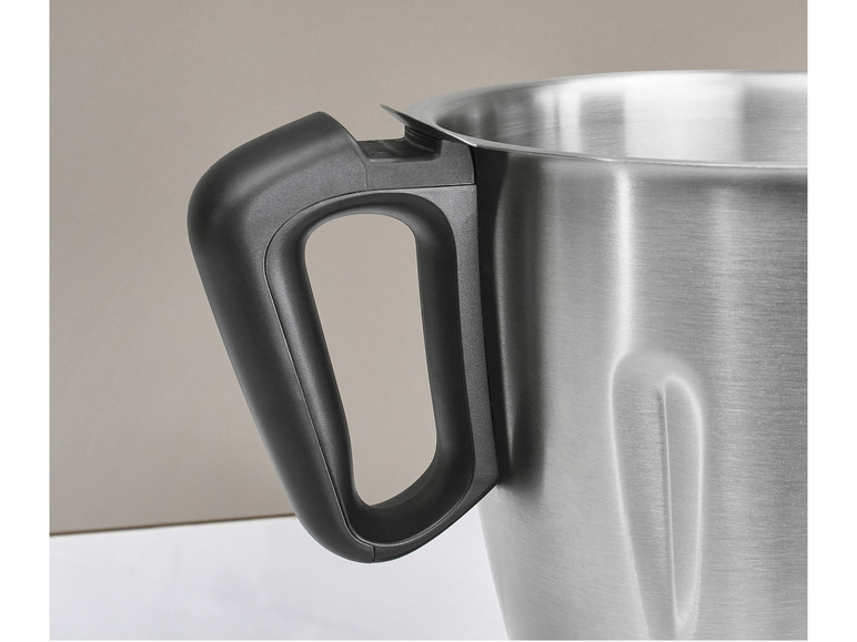 Detailný pohľad na rukoväť nerezového mixéra.