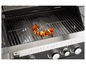 Grilovací gril s roštom, špízmi a ovládacím panelom s logom Grillmeister.