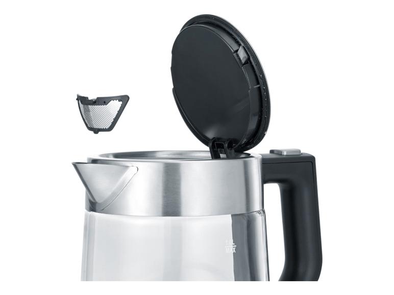 Sklenená rýchlovarná kanvica s otvoreným vekom a vyberateľným filtrom.