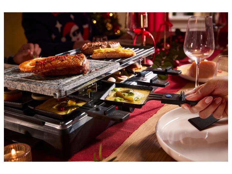 Raclette s grilovaným mäsom a morskými plodmi, roztopeným syrom a zeleninou.