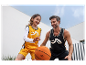 Otec a dcéra hrajú basketbal s loptou Crivit.