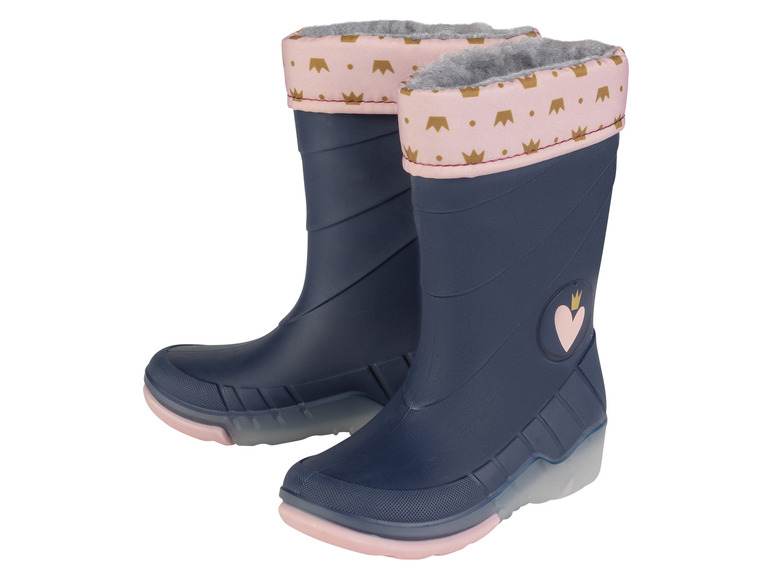 Dva páry modrých gumákov s ružovým vzorom korún