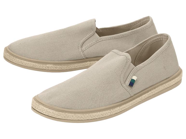 Pár béžových plátenných espadriliek s detailmi lana na podrážke.