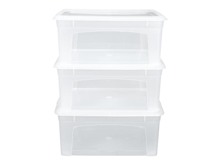 Tri prehľadné plastové boxy na ukladanie vecí, uložené na sebe.