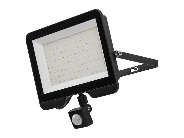 Čierny LED reflektor s pohybovým senzorom, zobrazený pod uhlom.