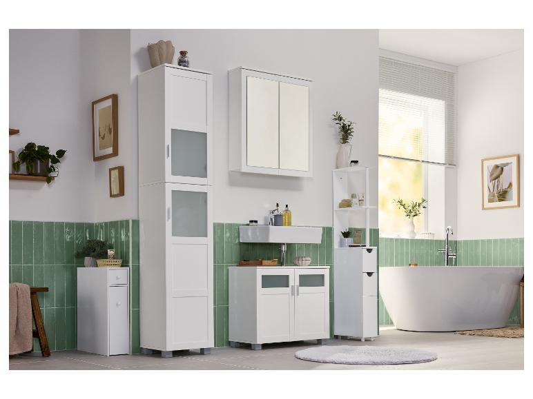 Moderná kúpeľňa s bielymi úložnými skrinkami, voľne stojacou vaňou a zelenými obkladanými stenami.