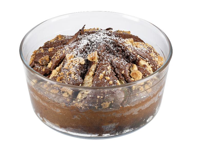 Čokoládový koláč s hruškami, crumble, práškový cukor.