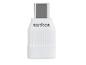 Biely USB-C adaptér s nápisom 'sanitas'.