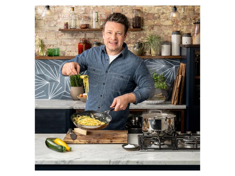 Jamie Oliver varí cestoviny v kuchyni s tehlovými stenami a mramorovými doskami