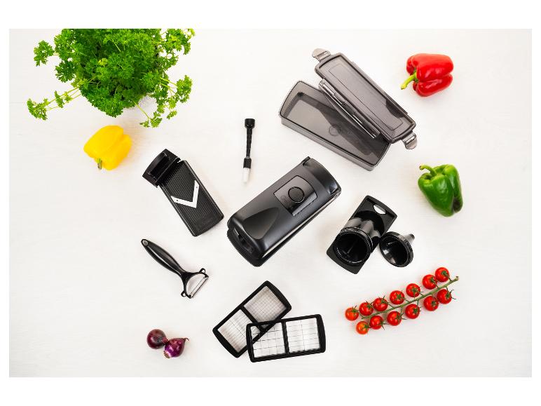 Sada kuchynských doplnkov Genius na krájanie zeleniny, s paprikou, paradajkami a petržlenom.