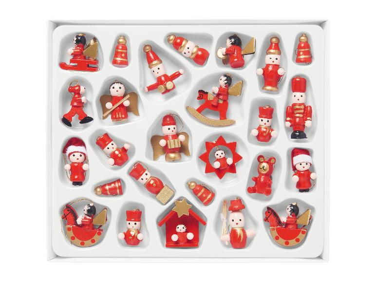 Sada červených a zlatých drevených vianočných ozdôb v bielej krabici.