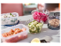Pripravené ingrediencie na poke bowl: ryža, losos, uhorka, červená cibuľa a sezamové semienka.