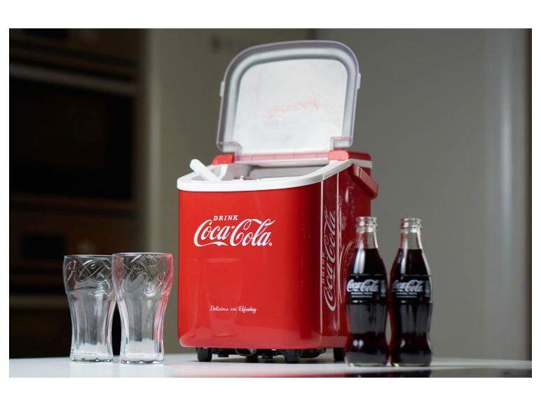 Červená chladnička Coca-Cola s dvoma fľašami Coca-Coly a dvoma pohármi.