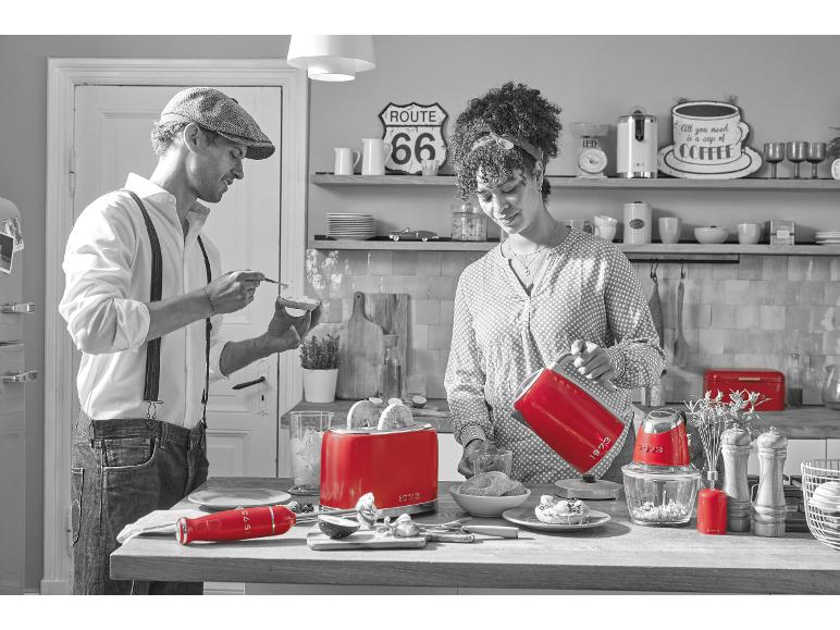 Červené kuchynské spotrebiče 1973 v retro kuchyni.