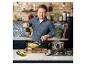 Jamie Oliver varí cestoviny v kuchyni s tehlovými stenami a mramorovými doskami