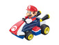 Mario v červenom pretekárskom aute s žltými kolesami a logom Maria.