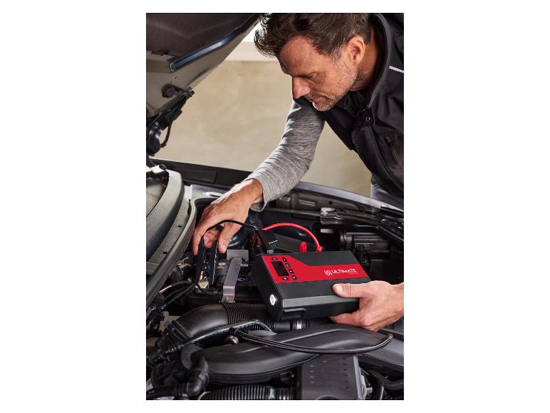 Muž používa štartovacie zariadenie Ultimate Speed v motorovom priestore auta.