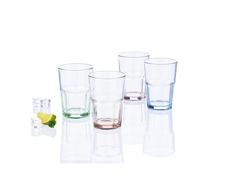 Štyri poháre v rôznych farbách s ľadom a limetkou.