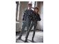 Mladý muž a žena v oblečení v mestskom štýle: bomber bunda a cargo nohavice.