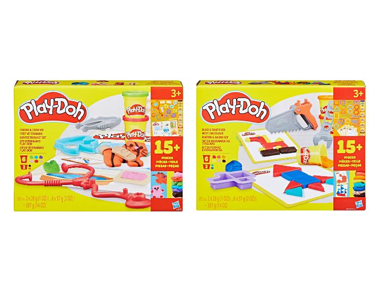 Dve sady Play-Doh: veterinárna súprava s figúrkami zvierat a stavebná a tvarovacia súprava s nástrojmi.