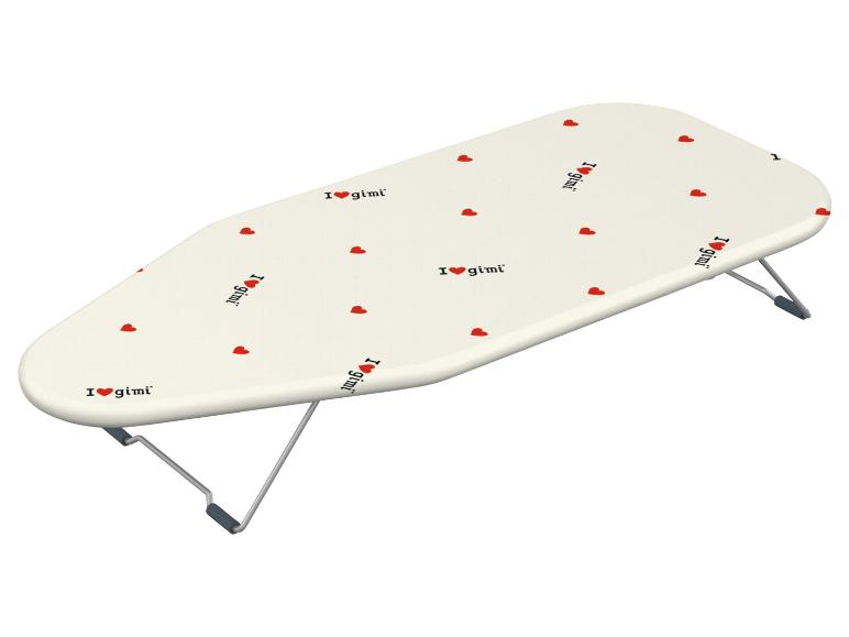 Biely žehliaci stôl s červenými srdiečkami a nápisom 'I love gimi'