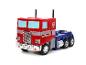 Hračka Optimus Prime, červený a modrý kamión, na bielom pozadí.