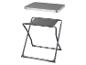 Sivý skladací stolík a skladacia stolička: ideálne na kemping.