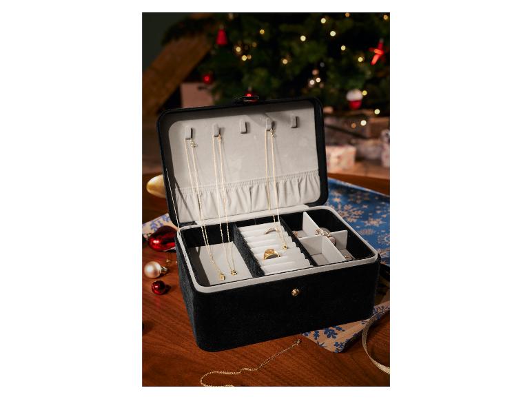 Čierna zamatová šperkovnica s náhrdelníkmi a prsteňmi.