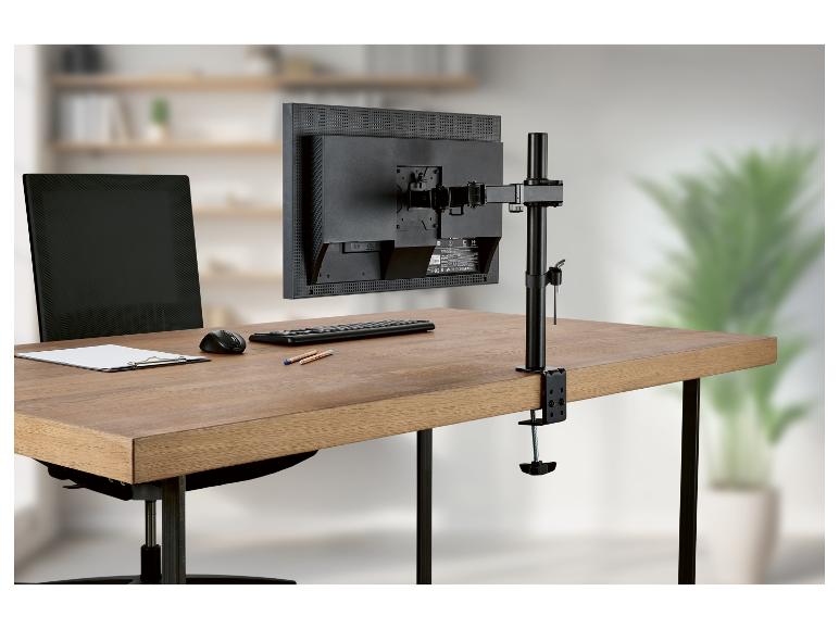 Monitor na držiaku na stôl s klávesnicou a myšou.