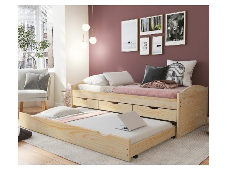 Drevená rozkladacia pohovka s rozkladacím lôžkom a zásuvkami na uloženie.