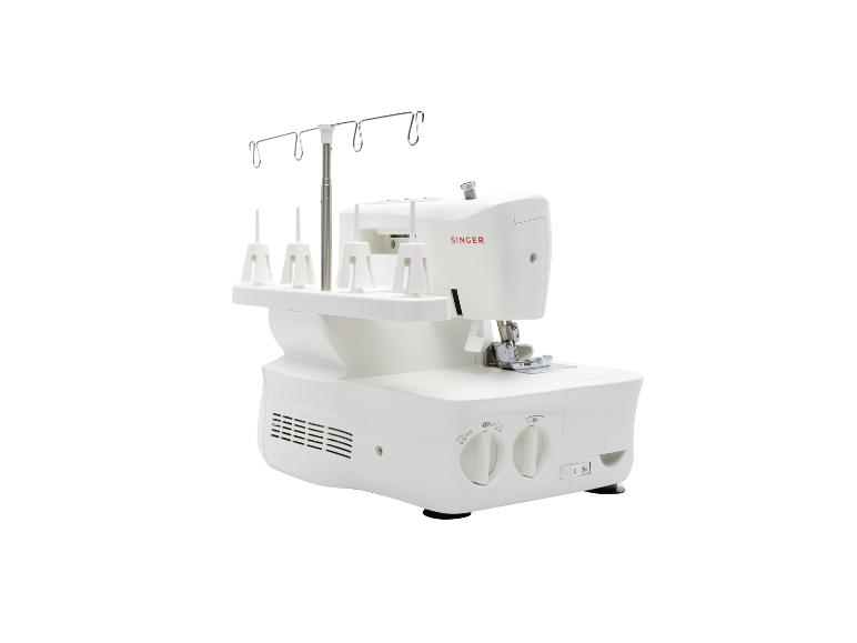 Biely overlock šijací stroj SINGER s držiakmi nití a ovládacími gombíkmi.