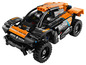Oranžové a čierne LEGO Technic pretekárske auto s rôznymi sponzormi.
