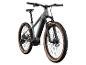 Šedý elektrický horský bicykel s pneumatikami Maxxis.