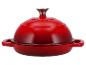 Červený liatinový hrniec s pokrievkou.