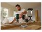 Muž s vŕtačkou Parkside skrutkuje skrutku do dreva.