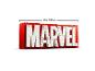 Logo LEGO Marvel postavené z červených a bielych kociek, široké 28 cm.