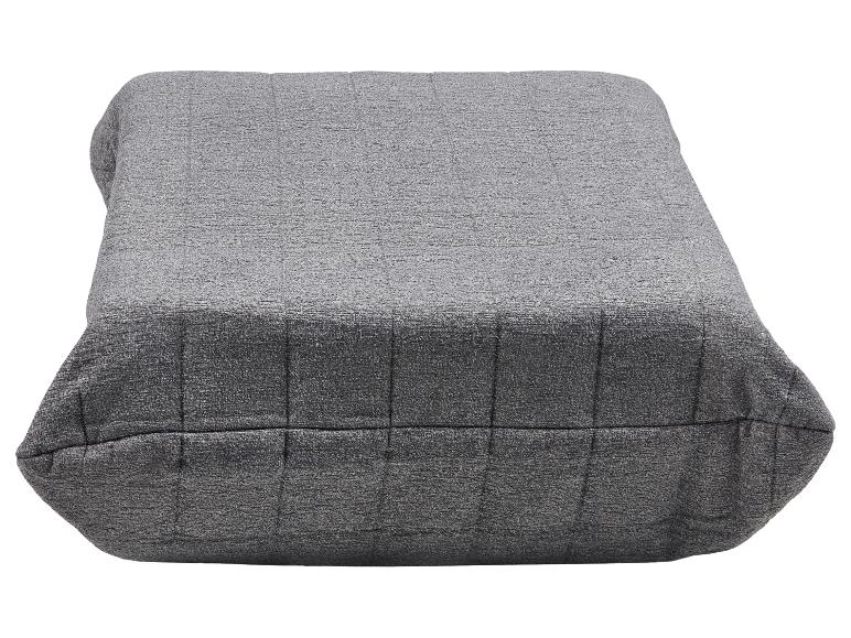 Sivý štvorcový vankúš s prešívanými detailmi