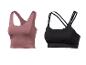 Dve športové podprsenky, jedna ružovo-hnedá a jedna čierna, na bielom pozadí.